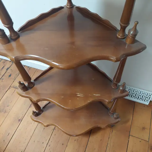 Antique wood corner shelf in Bookcases & Shelving Units in Hamilton - Image 4