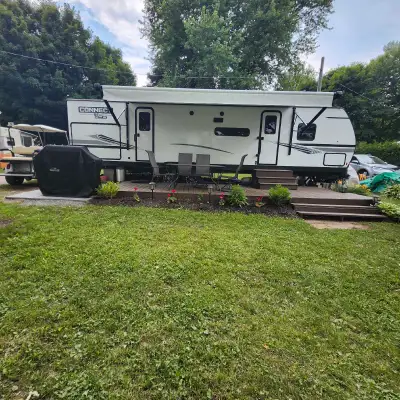 Situé au Camping Lacolle sur un des terrains les plus convoité. La saison 2025 est inclus dans le pr...