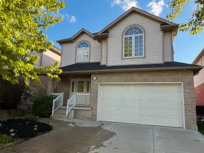 Spacious 3 Bedroom Home in Laurelwood Waterloo – Steps to Top Sc