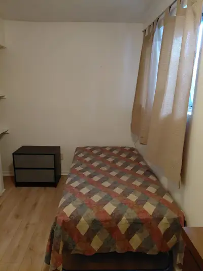 Saint Hubert -Rive sud, chambre a louer pour homme tout inclus. 2 minute de marche pour autobus, 7 m...