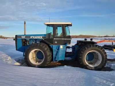 Up for sale is a used Ford 946 Versatile tractor, a robust machine designed for heavy-duty fieldwork...