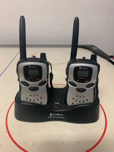 2 walkie talkie cobra avec socle de charge