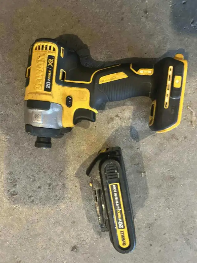 DeWalt 3 speed drill n Battery in Power Tools in Calgary - Image 3
