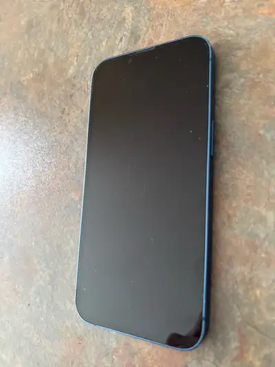 iPhone 13 à vendre. Il fonctionne encore bien, seulement je l’ai échappé et le derrière est bien abî...