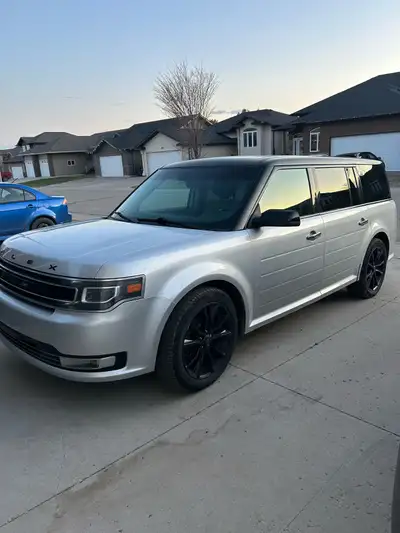 For sale is a 2016 Ford Flex Limited AWD with 270618.7 kilometers. This spacious vehicle offers a co...