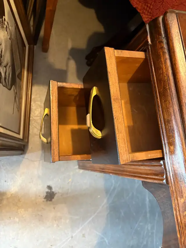 Vintage 4 Drawer Vanity with Mirror in Dressers & Wardrobes in Calgary - Image 5