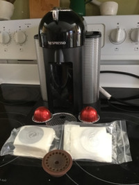 Cafetière Nespresso avec capsule et capuchon réutilisable