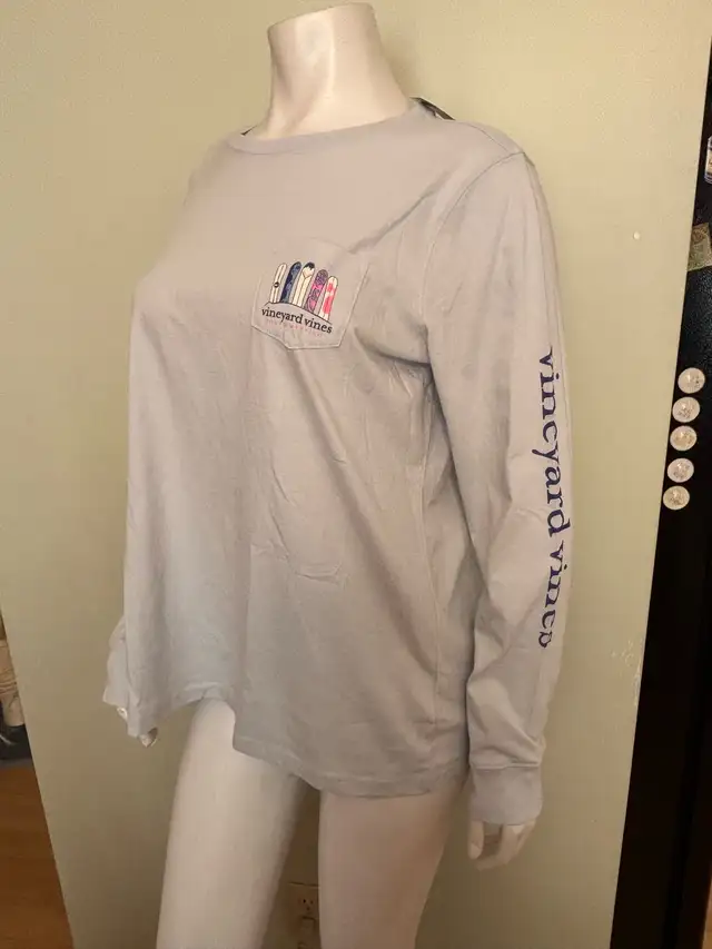 NWT Vineyard Vines Women's L BoardMeeting Snowboarding LS Tee in Women's - Tops & Outerwear in Kitchener / Waterloo - Image 2