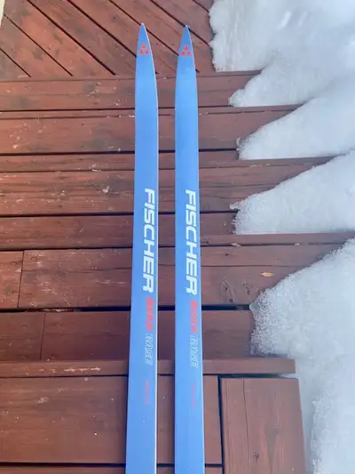 Ensemble skis de fond à fartage et bottes pour adolescent ou femme. Les skis sont de la marque Fisch...