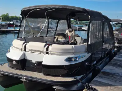 Superbe Princecraft Vogue 27 XT 2022, un ponton luxueux, puissant et parfaitement entretenu. Propuls...