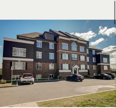 Apparemment, style condos ,piscine chauffée et accès train