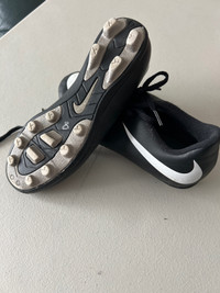 Kids shoes - cleats - Size 4 (youth)