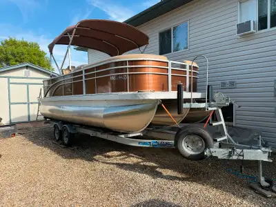 2018 Bennington pontoon boat in excellent condition. 109 hrs. Express package which includes center...