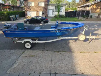 (English verison will follow) Bateau en fiberglass 16' de long. Moteur Evinrude 2-stroke 15HP. Vient...
