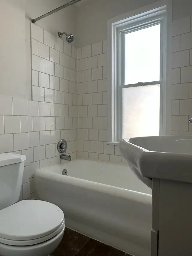 $1250 PLUS HYDRO- 1 BED 1 BATH 1250 OUELLETTE AVE63347542833665122