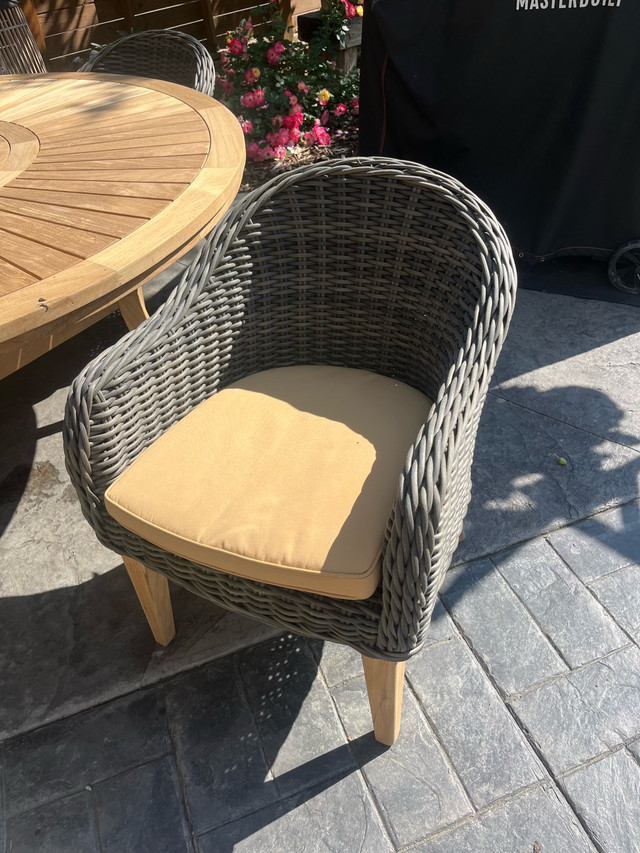 outdoor table with chairs in Patio & Garden Furniture in Edmonton - Image 4