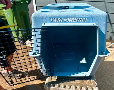 Vari Kennel Pet Carrier Suitable for airplane stowage Excellent used condition No cracks or damage M...