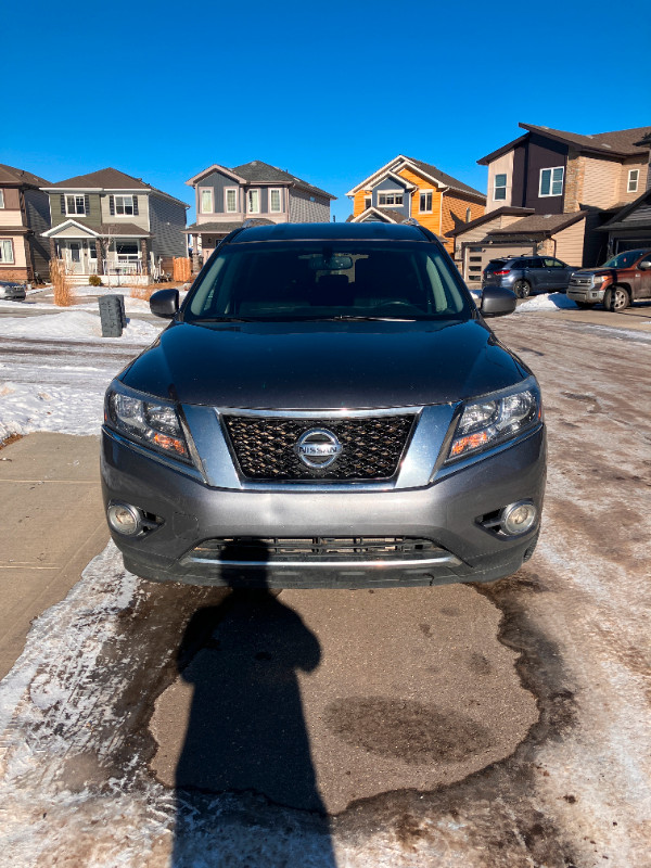 2015 Grey Nissan Pathfinder 4WD SV | Heated Seats | Navigation in Cars & Trucks in Edmonton
