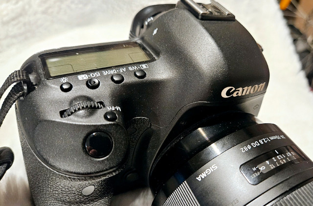 Canon 5D Mark III + Canon Canon Speedlite 580EX II + Canon Bag in Cameras & Camcorders in Oshawa / Durham Region - Image 2
