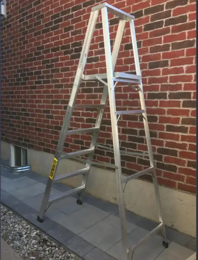 Ladder with Platform in Ladders & Scaffolding in Oakville / Halton Region - Image 3
