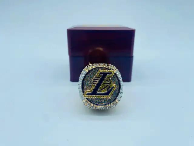 Lebron James	m LA Lakers NBA Championship Ring In Custom Display in Arts & Collectibles in London - Image 5