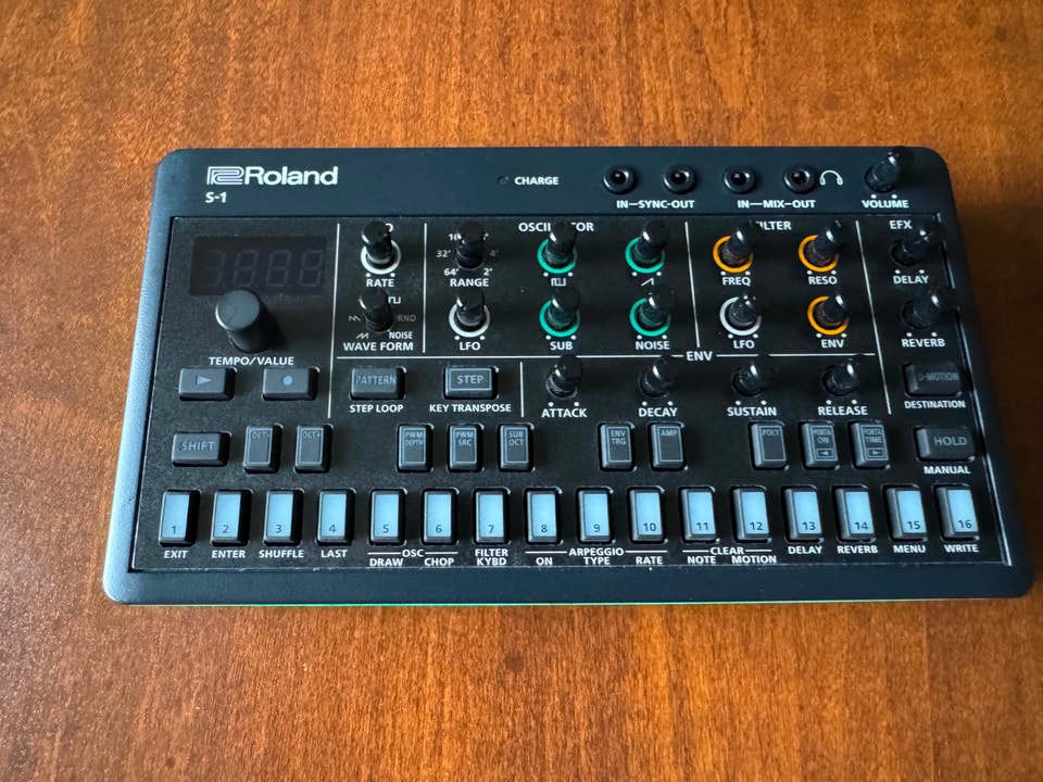 Roland AIRA Compact S-1 Tweak Synth | Pianos & Keyboards | Ottawa ...