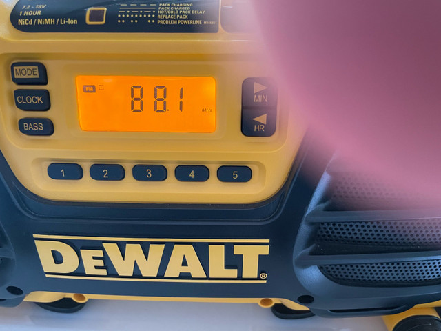 Dewalt workshop radio in Power Tools in Barrie - Image 2