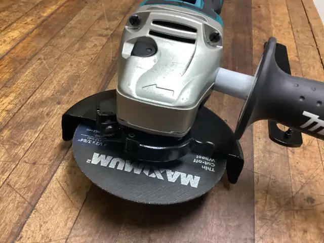 MAKITA LXT 18v BRUSHLESS 4 1/2” SLIDE SWITCH GRINDER in Power Tools in Barrie - Image 3