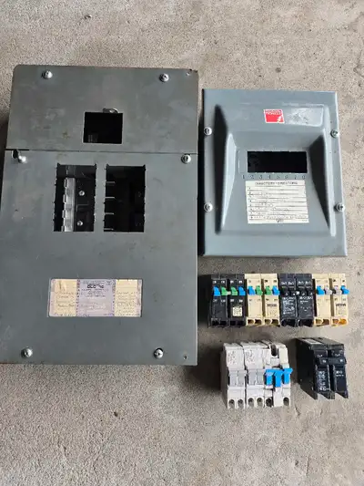 Siemens 60 Amp 16 Circuit Breaker Panel with out main $40 Stab Lok Schneider 8 Circuit Breaker Sub P...