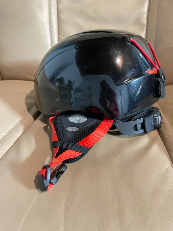 Ski Helmet Adjustable in Ski in Vancouver - Image 4