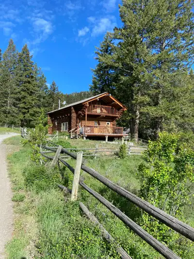 Cabin for rent Rural quiet setting 20min west of Merritt BC 2 levels 800 sqft Wood/ electric heat Fu...