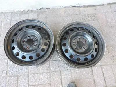 2 roues 205/55R16 bolt patern 5x114 et hub 67.1 mm. Raison de la vente. J'ai dû acheté 4 rims quand...