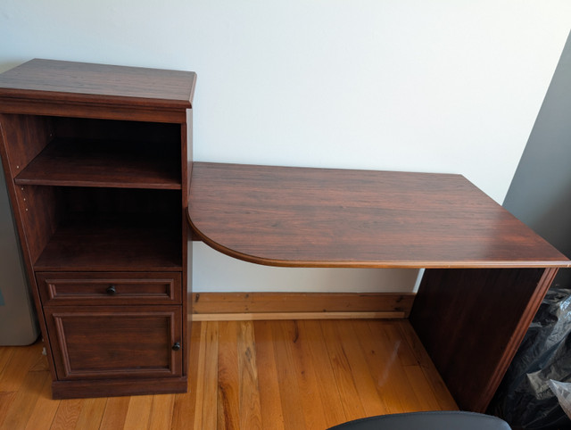 Bureau de travail pratique, en fini cerisier dans Bureaux  à Drummondville - Image 2
