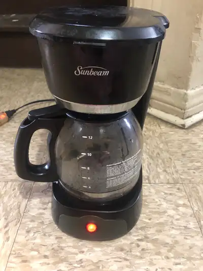 Works. Great for making tea, coffee. Includes basket. Pick up, cash only Logan/keewatin area