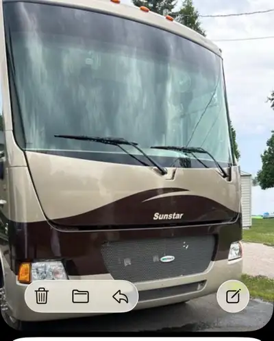 Motorisé « full paint », construction Winnebago Super Structure, Ford V10,; Réservoirs: eau fraîche...