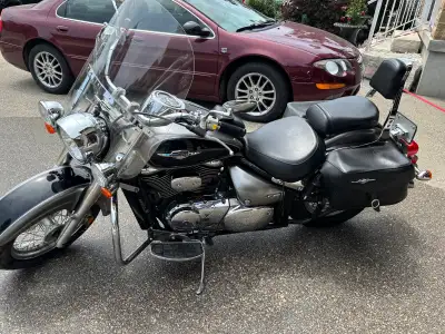 One owner - heated grips - tank bib - leather saddlebags Located in Guelph, price is negotiable