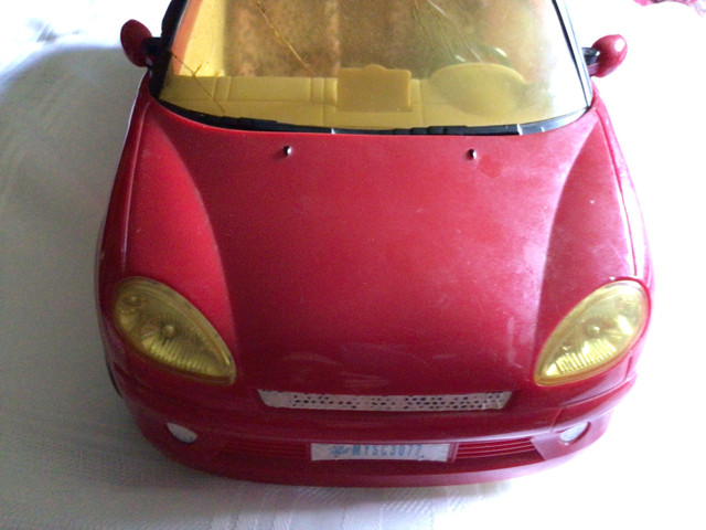 Barbie red convertible Mattel 2003 in Arts & Collectibles in Thunder Bay - Image 3