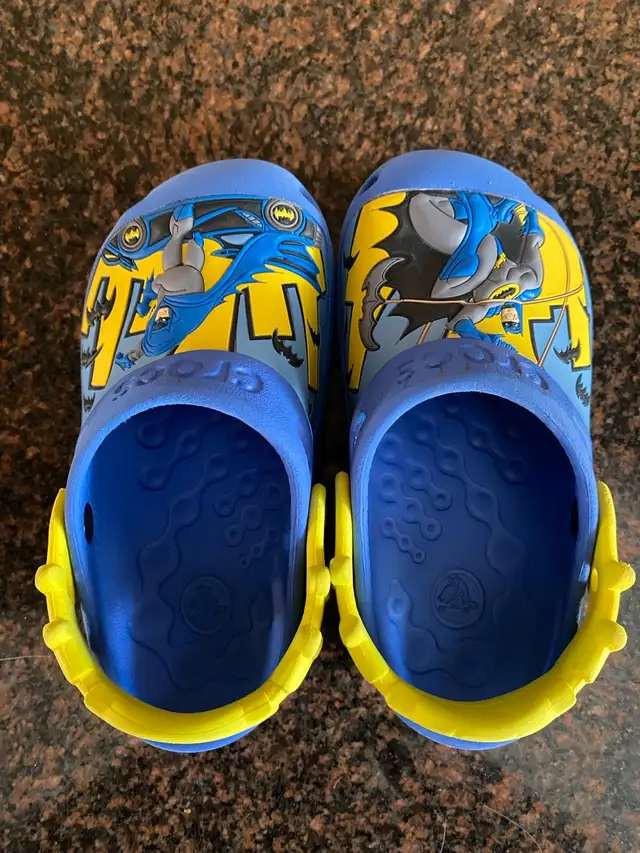 Crocs Batman shoes toddler size 8/9 in Kids & Youth in Ottawa - Image 7