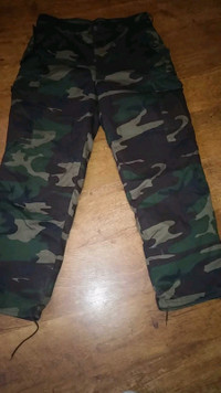 New men's size 38 fully lined green camo hunting pants