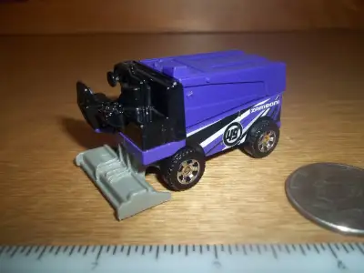 514-247-8483-communiqué Matchbox TM Mattel inc.. 2015 MB 1005 -DJV36 Zamboni 1;64 made in Thailand r...