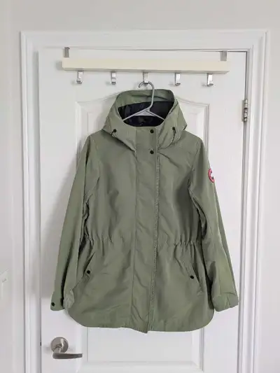 Used-like NEW * Size: S/P * Colour: Green * Material: Lightweight, water-resistant fabric * Features...