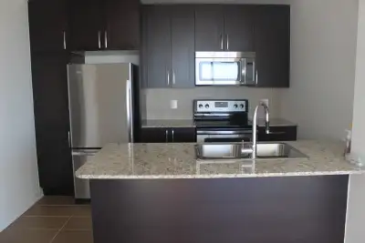 FANTASTIC TWO BEDROOM UNIT WITH 10FT CEILINGS IN SQUARE ONE AREA. WALLS OF WINDOWS PROVIDE AN UNBELI...