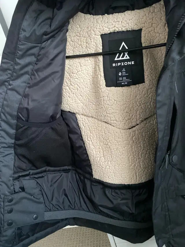 youth size 8 snowboard jacket in Kids & Youth in London - Image 4