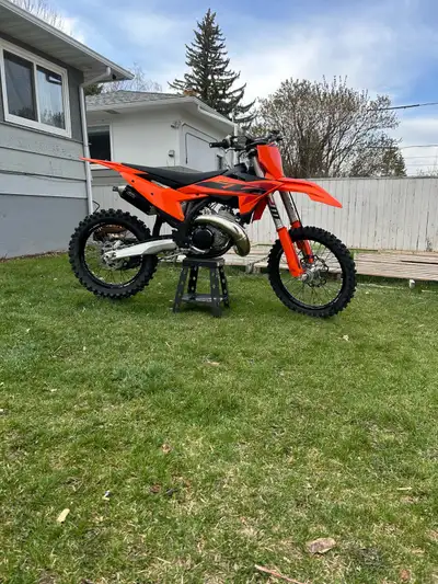 Selling my dirt bike no has not been raced got it ready to and some life changes happened bike has 2...