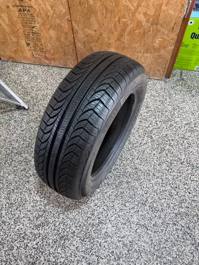 1 pneu neuf pirelli 195-60-R15, idéal pour un spare de trailer.