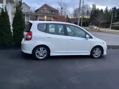White, automatic transmission, 306, 067 KMS and drives great. No warning lights on dash, everything...