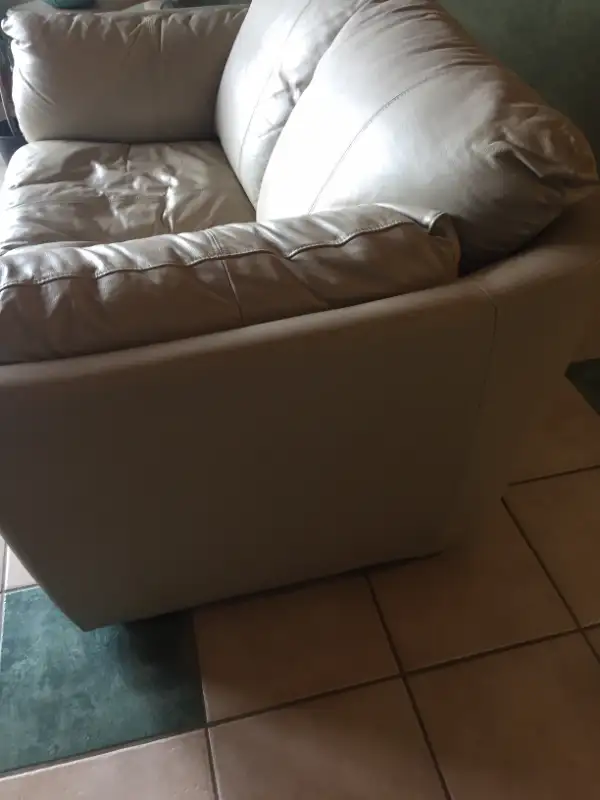 Causeuse en vrai Cuir, Ivoire**all-leather Loveseat, Ivory in Couches & Futons in Laval / North Shore - Image 7