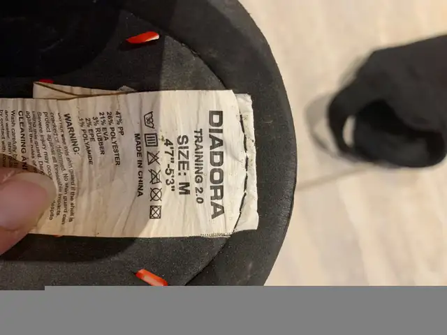 Diadora kids medium soccer shin guard  in Soccer in London - Image 5