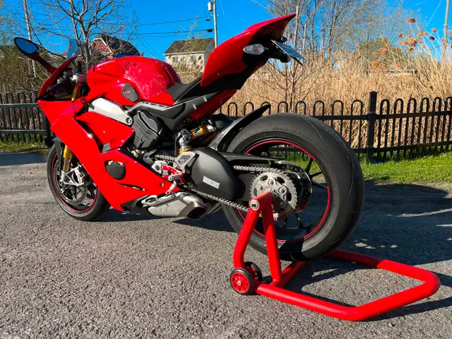 Ducati Panigale V4S in Sport Bikes in Laval / North Shore - Image 3