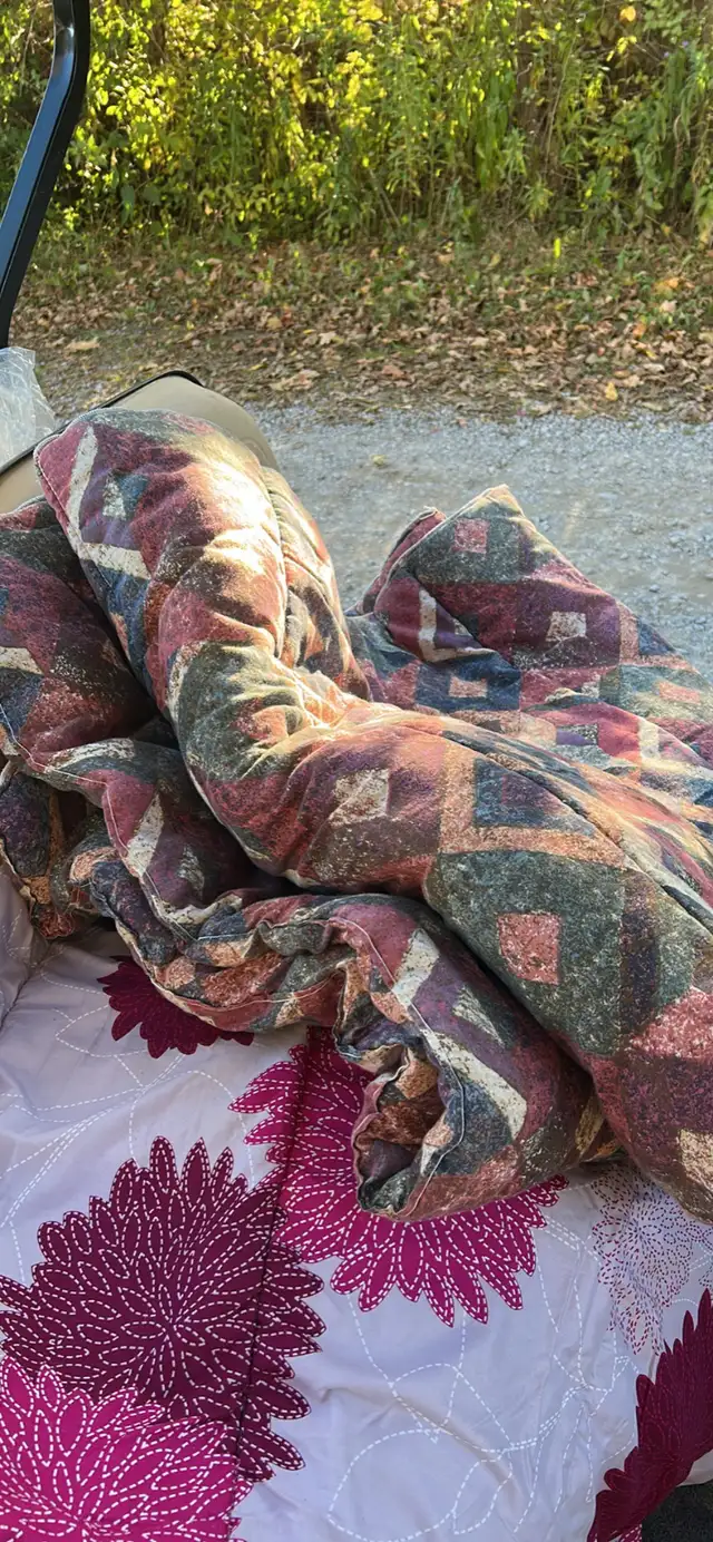 Comforters and blankets double and single $20 each in Bedding in Peterborough - Image 10